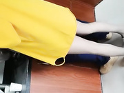 骚老婆勾搭上门服务的修理工一起嗨皮玩3P，把逼舔湿就开干，床上激情前插后入AV式专属动作，呻吟不断