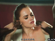 中文字幕 红衣美女记者颜值身材一流很诱惑 勾引两个练拳击的大鸡巴猛男啪啪插入猛烈撞击刺激硬啊