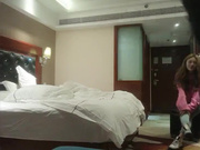 东北男微信1500元约战女神级时尚性感卷发美女,美女真漂亮全身被男的舔个遍,把她干爽后美女又趴床上叉开腿还求操