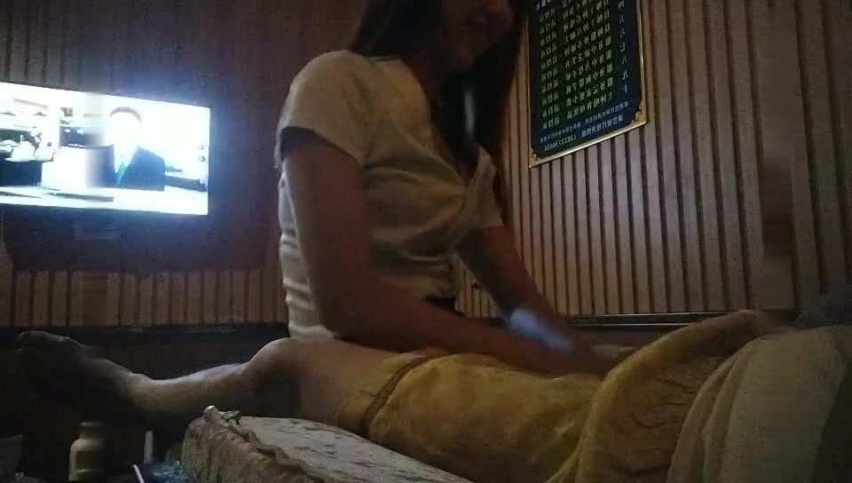 会所按摩弄的欲火焚身 去KTV找个公主泄泻火 安全起见KTV包房卫生间和身材不错的公主干一炮 扛腿站炮挺刺激_