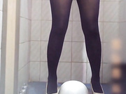 思密达美女丝袜蹲厕前面固定偷拍地太滑有个气质高跟妹子不小心摔了一跤