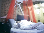 艺术复古风有点像姐弟恋的学生情侣开房爱爱脱光了吃东西然后开始啪啪啪歇歇干干搞了不知道几炮年轻人激情