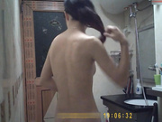 出租屋攝像頭拍攝到的漂亮女白領衛生間洗澡更衣 雪白肌膚堅挺乳房絕對誘惑～720P高清
