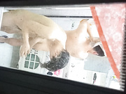 偷拍楼下夫妻一起洗澡