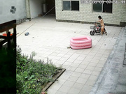 八月最新流出農家小院攝像頭破解拍攝到的喜歡不穿衣服出來收衣服的少婦全裸推電動車的 樣子搞笑 原版高清