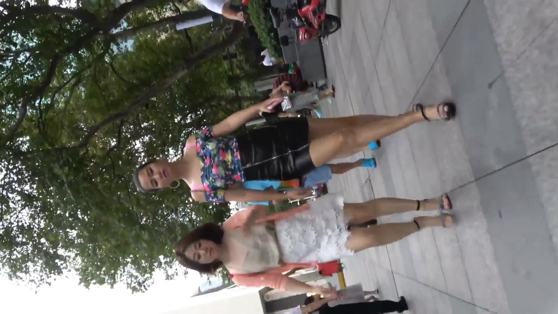 國內廁拍大神公共場合尾隨美腿美女進入公共女廁拍攝尿尿 有個吃擼串妹子顏值還是蠻高的 1080P原版高清