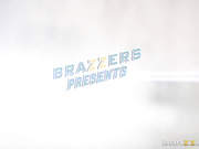 洗干净让坚硬的鸡巴塞进她那又紧又湿的阴户