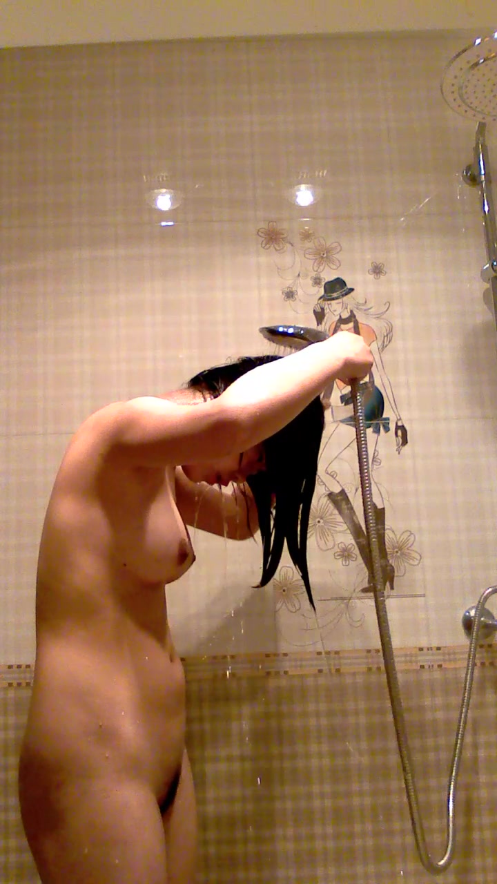 艺校美乳翘奶子嫩妹子浴室脱衣唱歌洗澡自拍2V，这歌声把我耳朵强奸了 哈哈2