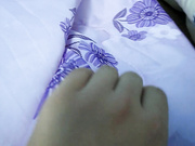 神人混进女生宿舍偷拍午休的三个大学妹 竟然有个为了凉快裸逼睡的