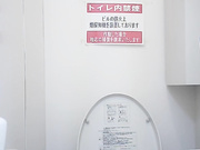 最新流出角度正点偸拍美女如云高级餐厅各种风格气质美女方便牛仔背带裤靓姐姐擦BB的姿势很诱人