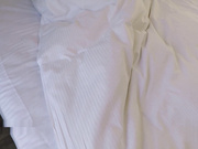 【百度雲盤不慎泄密】某學校在校可愛學妹灌醉後帶入酒店脫光衣服任意玩弄 各種爆菊嘗試高難度姿勢 無套內射中出～1080P高清原版(附照)