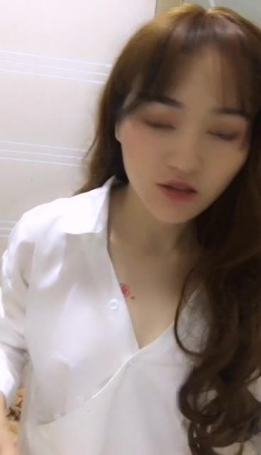 颜值不错苗条身材新人妹子 椅子上黄瓜自慰呻吟娇喘浴室洗澡 很是诱惑喜欢不要错过