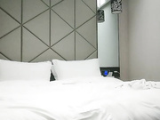 外围女平躺沙发大腿敞开整理阴毛抠穴穿衣