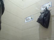 商场厕拍系列35 性感漂亮的黑丝服务员身材一流 还有个姐姐尿完先吃点东西