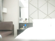 约牛仔裤美妞超近视角深喉扣穴很敏感后入撞击