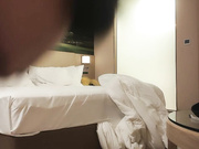 美腿少妇一副贵妇的样黄色齐逼短裙太亮眼了