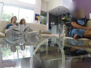 在比赛中，间谍偷偷摸摸的继母妹妹抓住了继母兄弟的大弟弟