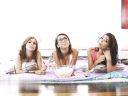 继兄在嫉妒的继妹最好的朋友面前和他呻吟的继妹做爱