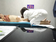 城中村养生馆老板娘偷拍勾引来店里按摩客人