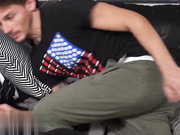 邦布罗斯-卡莉·格雷把她温柔的男友变成了戴绿帽子的人