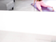 BrattyMilf Kagney Linn Karters瑜伽课变成了BJ和继子做爱