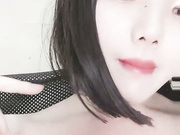 00后嫩妹主动提臀玩弄淫穴菊花