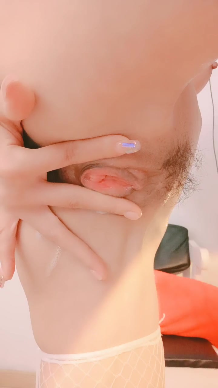 萝莉手指玩弄白虎淫穴掰开看洞洞