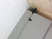 不但偷拍妹子上厕所，偷拍完还上去搭讪