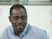 性感的女孩和英国广播公司职员在沙发上做爱