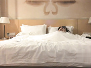 男爵极品人妻教科书式的恋爱模式啪啪热吻缠绵